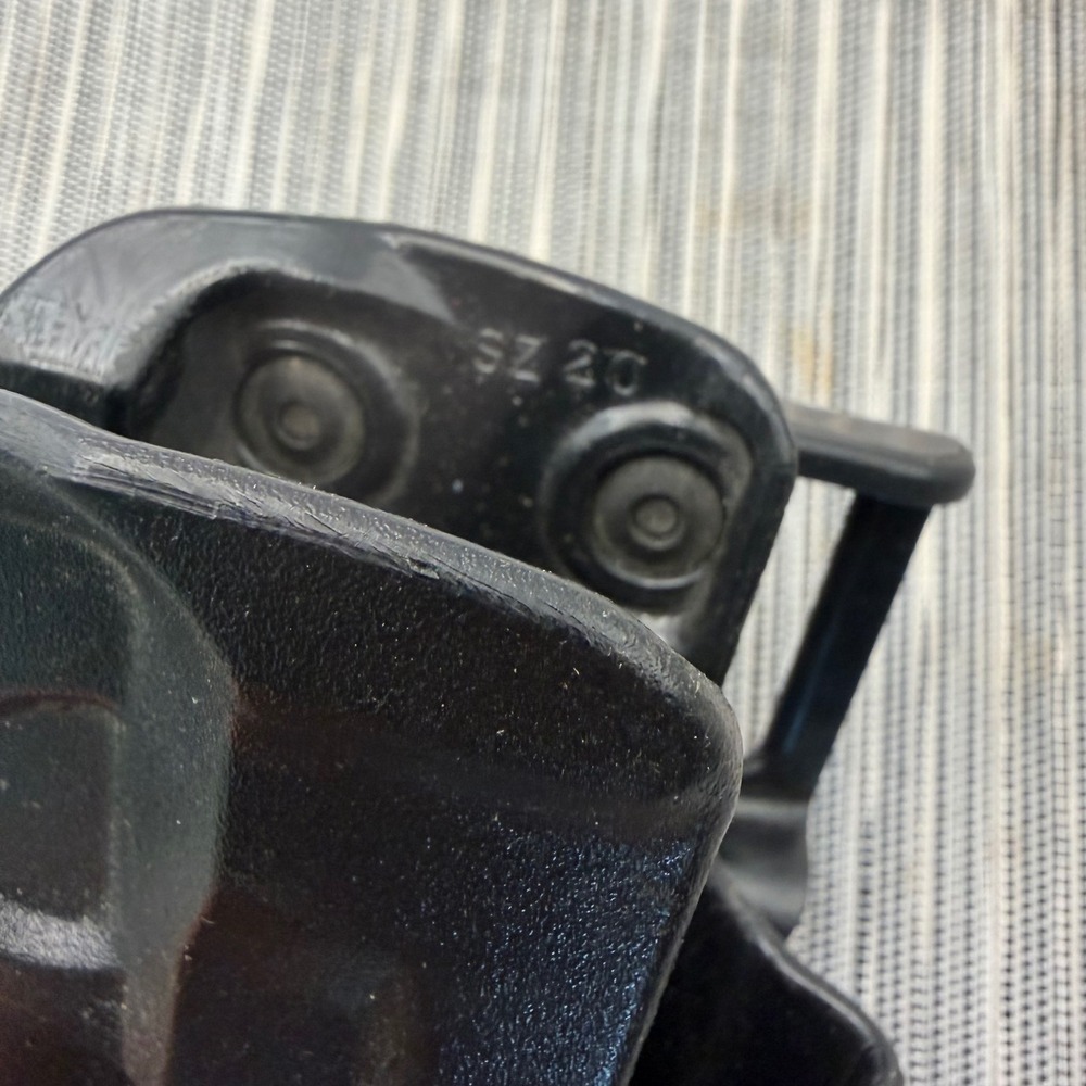 Uncle Mikes Size 20 Kydex Paddle Holster Right Hand Black Revolver 4 Inch Barrel - Picture 2 of 6